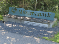 908230 Afbeelding van een bank met in de leuning de tekst 'Máximapark' bij de vijver voor Parkrestaurant Anafora. ...